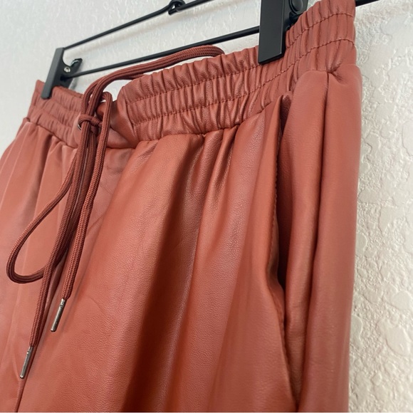 21 SAINTS Women's Medium Brown Faux Leather Jogger Pant - Picture 4 of 9